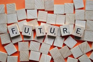 träbitar med bokstäver som formar ordet ”future”, framtid