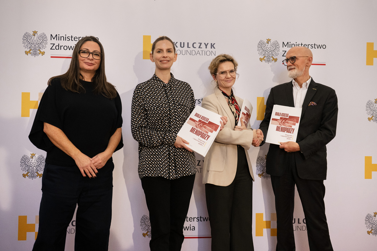 Joanna Maliszewska-Mazek and Anna Samsel standing with