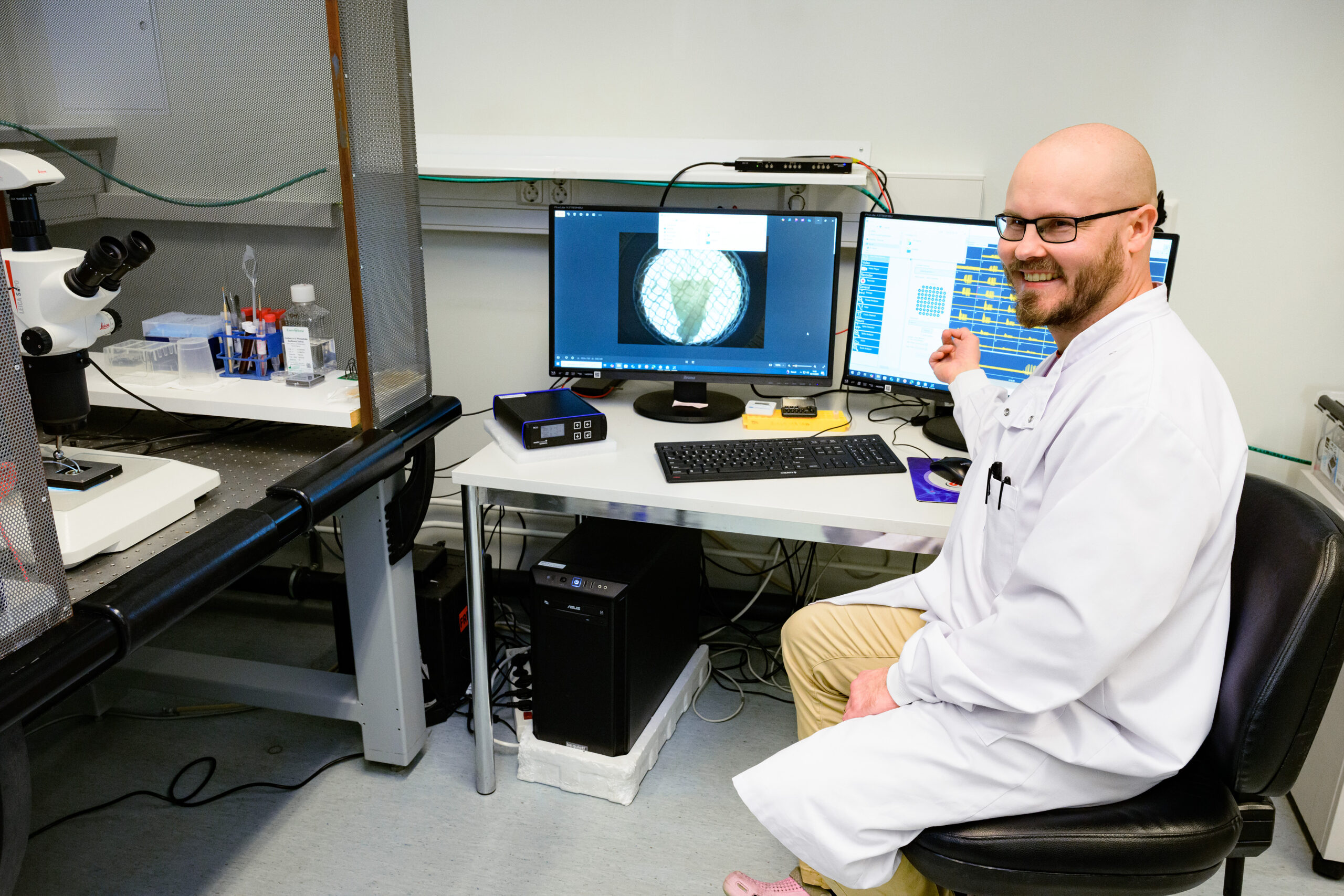 Anssi Pelkonen working in MEA lab