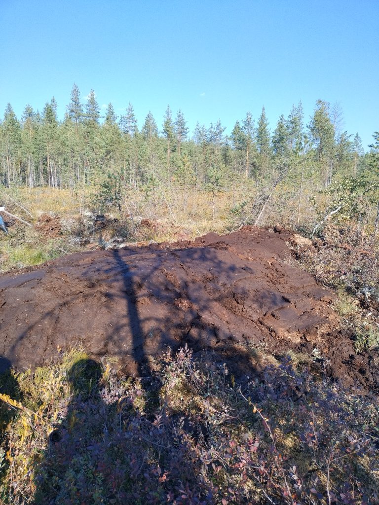 Pato, jossa käytetty kohteelta löytyvää turvetta padon tekemisessä